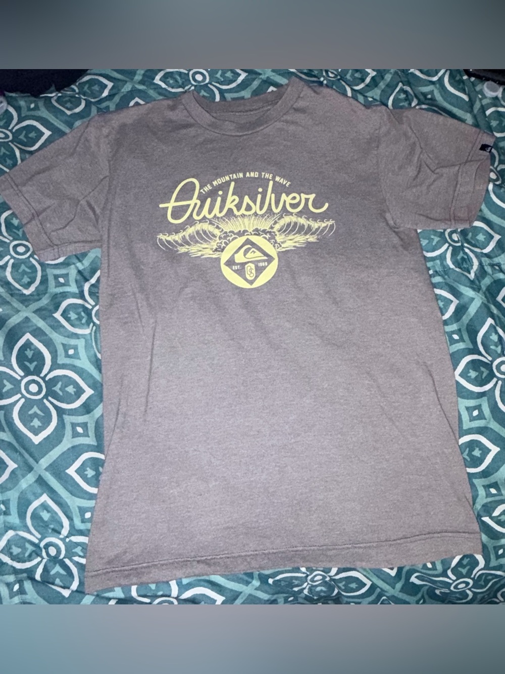 Quiksilver Tee Boy’s Size XL The Mountain and The Wave.
